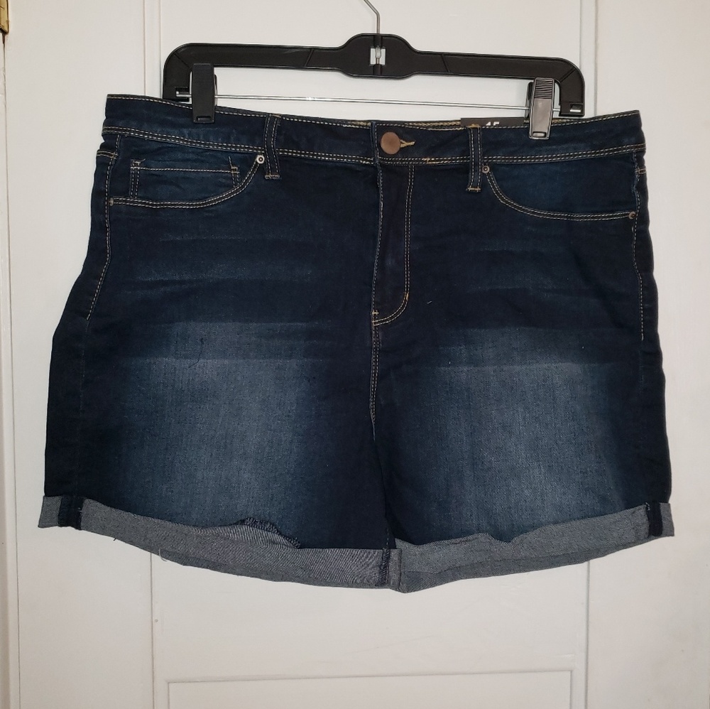 EVERYTHING ON SALE ❣️❣️ Fashion nova dark denim shorts.